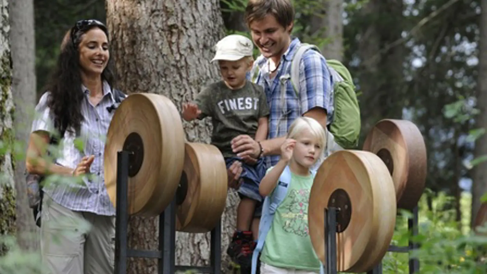 Erlebnisse Toggenburg Klangweg Familie (1) Erlebnisse Toggenburg Klangweg Familie (1)
